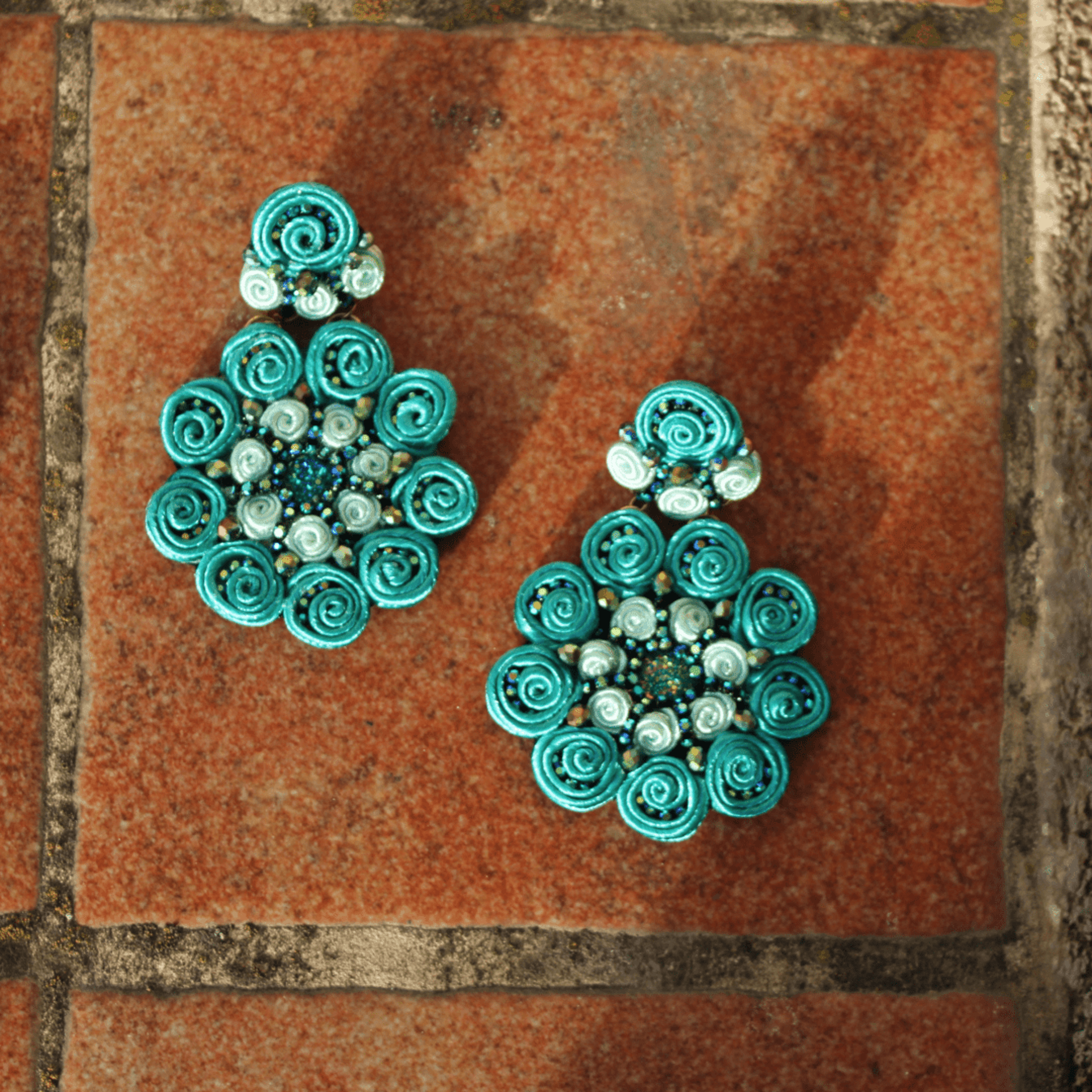 "Encaracolao" - Pendientes Colección Flamenca - Dorado Beige - 2