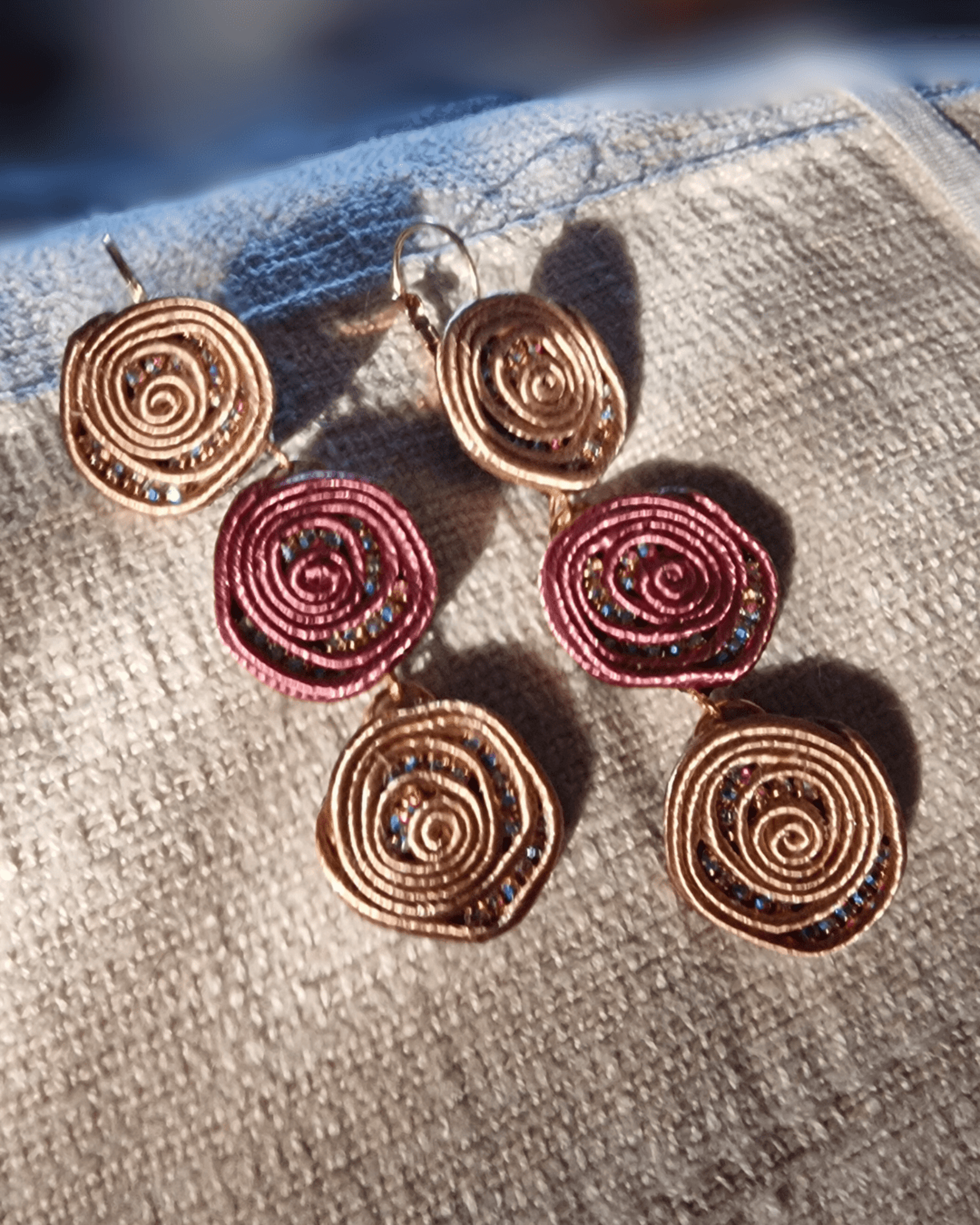"Rosa Rosae" – Pendientes Triple Flor Colgante - 1